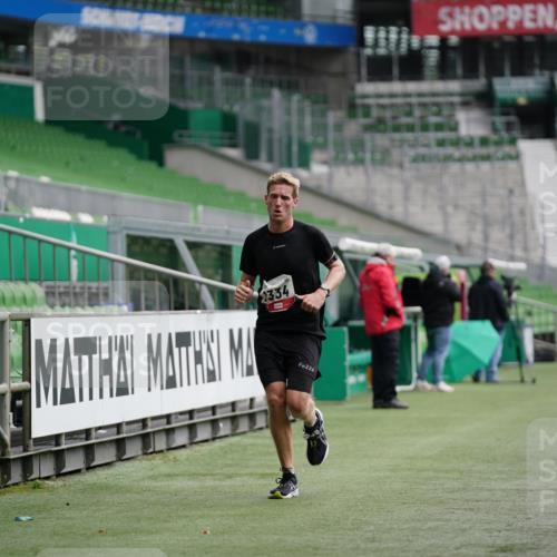 05.10.2025 - 20. swb-Marathon Bremen Michael Burmester http://msf.ph/oto/9324508 05.10.2025 12:27:33 Laufen im Stadion 258, 303, 758, 1303, 1334, 1687, 1700, 2175, 942, 1571, 1969 meine-sportfotos.de
