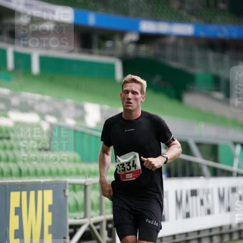 05.10.2025 - 20. swb-Marathon Bremen Michael Burmester http://msf.ph/oto/9324512 05.10.2025 12:27:35 Laufen im Stadion 258, 303, 758, 1303, 1334, 1687, 1700, 2175, 942, 1571, 1969 meine-sportfotos.de