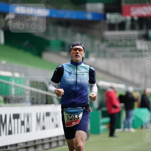 05.10.2025 - 20. swb-Marathon Bremen Michael Burmester http://msf.ph/oto/9324520 05.10.2025 12:27:42 Laufen im Stadion 258, 303, 593, 758, 1303, 1334, 1687, 2175, 1571, 1700, 1969 meine-sportfotos.de
