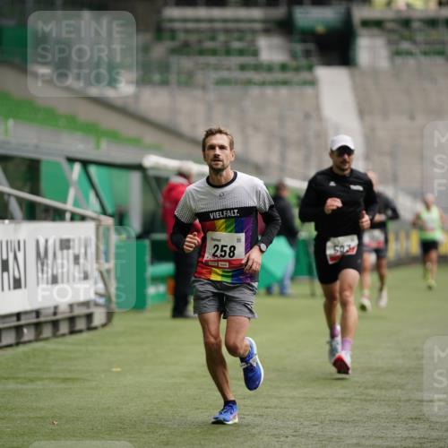 05.10.2025 - 20. swb-Marathon Bremen Michael Burmester http://msf.ph/oto/9324522 05.10.2025 12:27:45 Laufen im Stadion 258, 303, 593, 758, 1303, 1334, 1668, 1687, 2175, 1571, 1700, 1969 meine-sportfotos.de