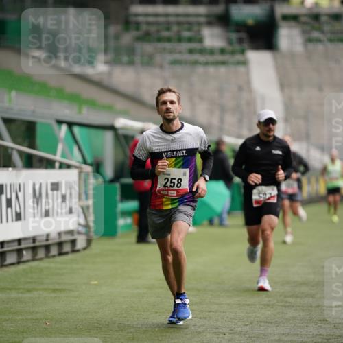 05.10.2025 - 20. swb-Marathon Bremen Michael Burmester http://msf.ph/oto/9324524 05.10.2025 12:27:45 Laufen im Stadion 258, 303, 593, 758, 1303, 1334, 1668, 1687, 2175, 1571, 1700, 1969 meine-sportfotos.de