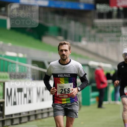 05.10.2025 - 20. swb-Marathon Bremen Michael Burmester http://msf.ph/oto/9324526 05.10.2025 12:27:47 Laufen im Stadion 258, 303, 593, 758, 1249, 1303, 1334, 1668, 1687, 2175, 1571, 1700, 1969 meine-sportfotos.de