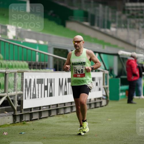 05.10.2025 - 20. swb-Marathon Bremen Michael Burmester http://msf.ph/oto/9324548 05.10.2025 12:27:59 Laufen im Stadion 258, 303, 593, 758, 1249, 1303, 1334, 1668, 1687, 2175 meine-sportfotos.de