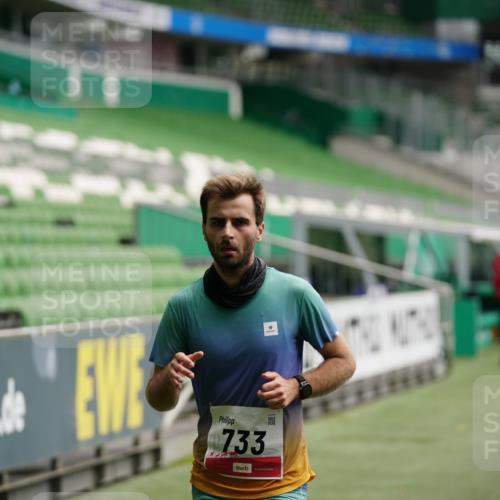 05.10.2025 - 20. swb-Marathon Bremen Michael Burmester http://msf.ph/oto/9324554 05.10.2025 12:28:46 Laufen im Stadion 62, 733, 940, 1249, 1688, 2179, 258, 593, 1249, 1303, 1668 meine-sportfotos.de