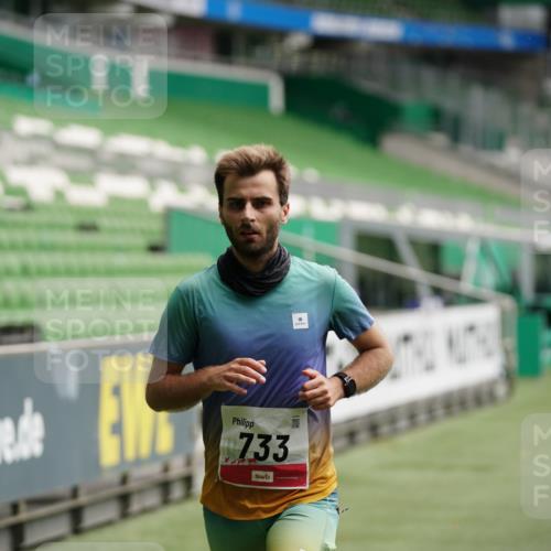 05.10.2025 - 20. swb-Marathon Bremen Michael Burmester http://msf.ph/oto/9324556 05.10.2025 12:28:46 Laufen im Stadion 62, 733, 940, 1249, 1688, 2179, 258, 593, 1249, 1303, 1668 meine-sportfotos.de