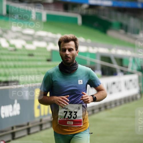 05.10.2025 - 20. swb-Marathon Bremen Michael Burmester http://msf.ph/oto/9324558 05.10.2025 12:28:46 Laufen im Stadion 62, 733, 940, 1249, 1688, 2179, 258, 593, 1249, 1303, 1668 meine-sportfotos.de