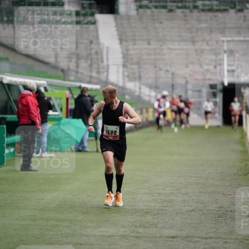 05.10.2025 - 20. swb-Marathon Bremen Michael Burmester http://msf.ph/oto/9324560 05.10.2025 12:28:49 Laufen im Stadion 62, 733, 940, 1688, 2179, 258, 593, 1249, 1668 meine-sportfotos.de