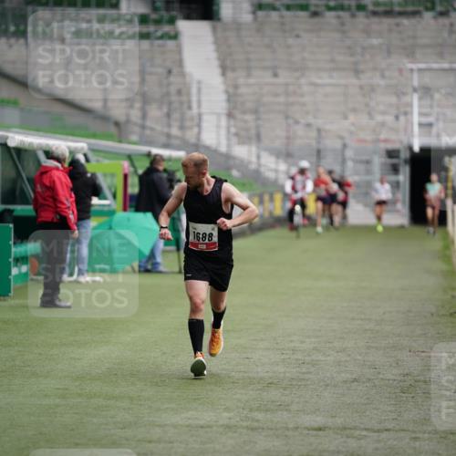 05.10.2025 - 20. swb-Marathon Bremen Michael Burmester http://msf.ph/oto/9324562 05.10.2025 12:28:49 Laufen im Stadion 62, 733, 940, 1688, 2179, 258, 593, 1249, 1668 meine-sportfotos.de