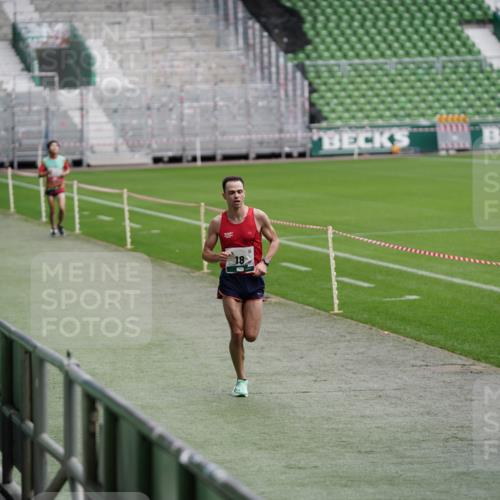 05.10.2025 - 20. swb-Marathon Bremen Michael Burmester http://msf.ph/oto/9324564 05.10.2025 12:29:03 Laufen im Stadion 18, 62, 632, 733, 742, 871, 940, 1688, 2179, 2253, 1249, 1668 meine-sportfotos.de