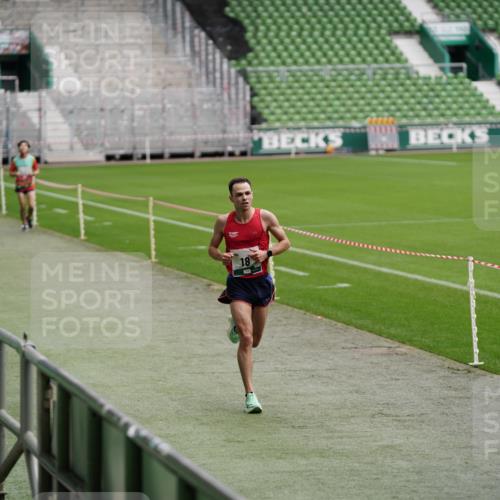 05.10.2025 - 20. swb-Marathon Bremen Michael Burmester http://msf.ph/oto/9324566 05.10.2025 12:29:03 Laufen im Stadion 18, 62, 632, 733, 742, 871, 940, 1688, 2179, 2253, 1249, 1668 meine-sportfotos.de