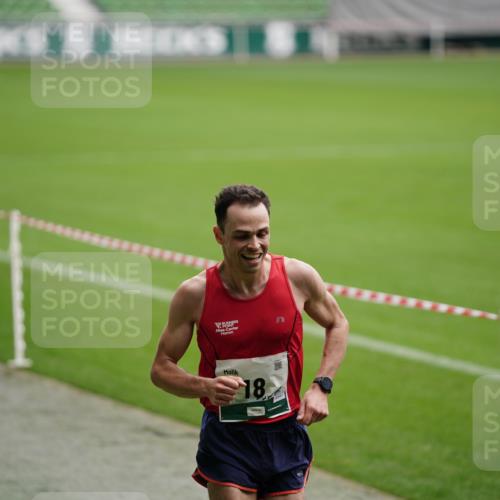 05.10.2025 - 20. swb-Marathon Bremen Michael Burmester http://msf.ph/oto/9324568 05.10.2025 12:29:05 Laufen im Stadion 18, 62, 632, 733, 742, 871, 940, 1688, 2179, 2253, 1249 meine-sportfotos.de