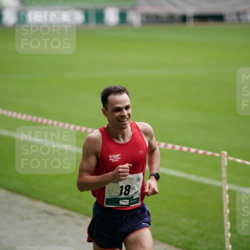 05.10.2025 - 20. swb-Marathon Bremen Michael Burmester http://msf.ph/oto/9324570 05.10.2025 12:29:05 Laufen im Stadion 18, 62, 632, 733, 742, 871, 940, 1688, 2179, 2253, 1249 meine-sportfotos.de