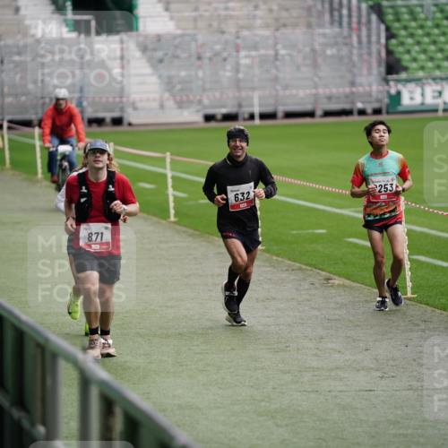 05.10.2025 - 20. swb-Marathon Bremen Michael Burmester http://msf.ph/oto/9324572 05.10.2025 12:29:12 Laufen im Stadion 17, 18, 632, 733, 742, 871, 940, 1063, 1688, 2179, 2253, 62 meine-sportfotos.de