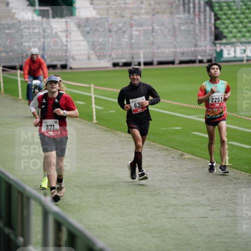 05.10.2025 - 20. swb-Marathon Bremen Michael Burmester http://msf.ph/oto/9324574 05.10.2025 12:29:12 Laufen im Stadion 17, 18, 632, 733, 742, 871, 940, 1063, 1688, 2179, 2253, 62 meine-sportfotos.de