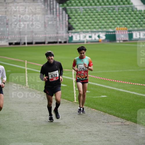 05.10.2025 - 20. swb-Marathon Bremen Michael Burmester http://msf.ph/oto/9324576 05.10.2025 12:29:13 Laufen im Stadion 17, 18, 632, 733, 742, 871, 940, 1063, 1688, 2179, 2253, 62 meine-sportfotos.de