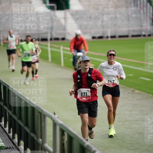 05.10.2025 - 20. swb-Marathon Bremen Michael Burmester http://msf.ph/oto/9324578 05.10.2025 12:29:14 Laufen im Stadion 17, 18, 632, 733, 742, 871, 940, 1063, 1688, 2179, 2253, 62 meine-sportfotos.de
