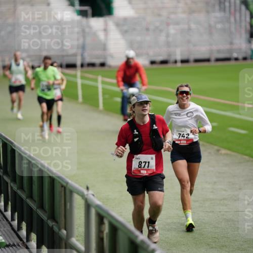 05.10.2025 - 20. swb-Marathon Bremen Michael Burmester http://msf.ph/oto/9324580 05.10.2025 12:29:14 Laufen im Stadion 17, 18, 632, 733, 742, 871, 940, 1063, 1688, 2179, 2253, 62 meine-sportfotos.de