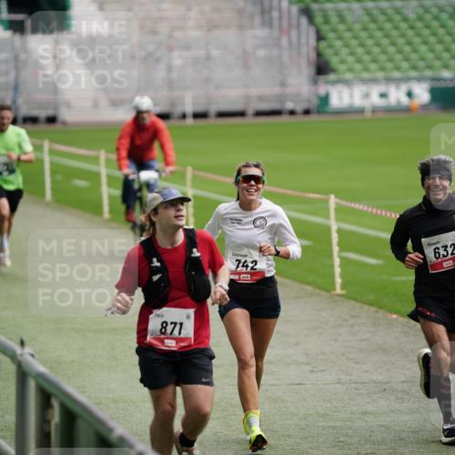 05.10.2025 - 20. swb-Marathon Bremen Michael Burmester http://msf.ph/oto/9324582 05.10.2025 12:29:14 Laufen im Stadion 17, 18, 632, 733, 742, 871, 940, 1063, 1688, 2179, 2253, 62 meine-sportfotos.de