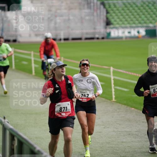 05.10.2025 - 20. swb-Marathon Bremen Michael Burmester http://msf.ph/oto/9324584 05.10.2025 12:29:15 Laufen im Stadion 17, 18, 632, 733, 742, 871, 940, 1063, 1688, 2179, 2253, 62 meine-sportfotos.de