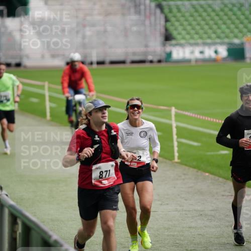 05.10.2025 - 20. swb-Marathon Bremen Michael Burmester http://msf.ph/oto/9324586 05.10.2025 12:29:15 Laufen im Stadion 17, 18, 632, 733, 742, 871, 940, 1063, 1688, 2179, 2253, 62 meine-sportfotos.de