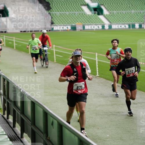 05.10.2025 - 20. swb-Marathon Bremen Michael Burmester http://msf.ph/oto/9324588 05.10.2025 12:29:17 Laufen im Stadion 17, 18, 632, 733, 742, 871, 940, 1063, 1688, 2179, 2253, 62, 2179 meine-sportfotos.de