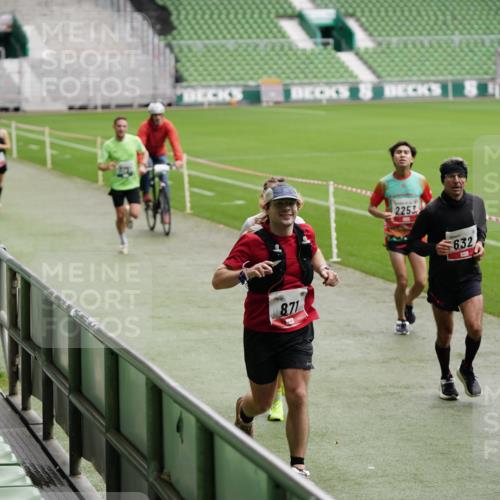 05.10.2025 - 20. swb-Marathon Bremen Michael Burmester http://msf.ph/oto/9324590 05.10.2025 12:29:17 Laufen im Stadion 17, 18, 632, 733, 742, 871, 940, 1063, 1688, 2179, 2253, 62, 2179 meine-sportfotos.de