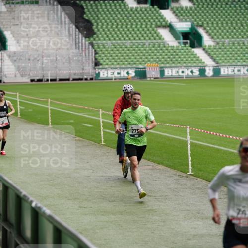 05.10.2025 - 20. swb-Marathon Bremen Michael Burmester http://msf.ph/oto/9324592 05.10.2025 12:29:18 Laufen im Stadion 17, 18, 632, 733, 742, 871, 940, 1063, 1688, 2253, 7751, 62, 2179 meine-sportfotos.de