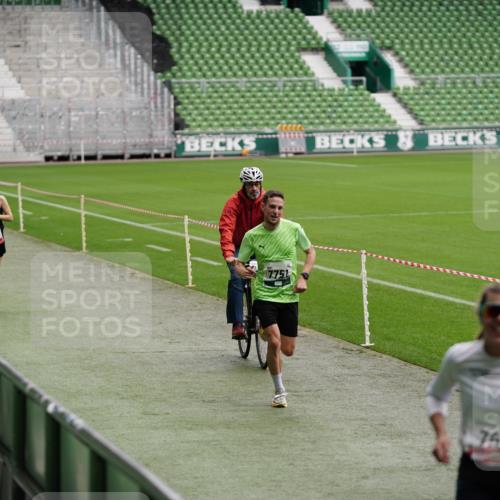 05.10.2025 - 20. swb-Marathon Bremen Michael Burmester http://msf.ph/oto/9324594 05.10.2025 12:29:18 Laufen im Stadion 17, 18, 632, 733, 742, 871, 940, 1063, 1688, 2253, 7751, 62, 2179 meine-sportfotos.de