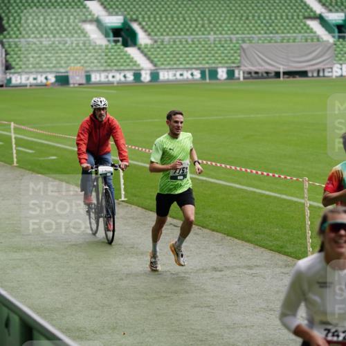 05.10.2025 - 20. swb-Marathon Bremen Michael Burmester http://msf.ph/oto/9324596 05.10.2025 12:29:19 Laufen im Stadion 17, 18, 632, 733, 742, 871, 940, 1063, 1688, 2253, 7751, 62, 2179 meine-sportfotos.de