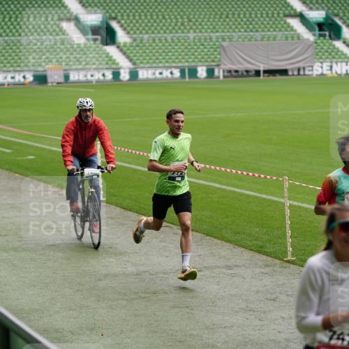 05.10.2025 - 20. swb-Marathon Bremen Michael Burmester http://msf.ph/oto/9324598 05.10.2025 12:29:19 Laufen im Stadion 17, 18, 632, 733, 742, 871, 940, 1063, 1688, 2253, 7751, 62, 2179 meine-sportfotos.de