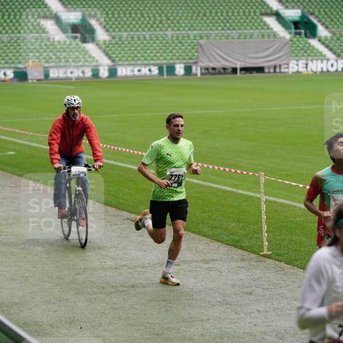 05.10.2025 - 20. swb-Marathon Bremen Michael Burmester http://msf.ph/oto/9324600 05.10.2025 12:29:19 Laufen im Stadion 17, 18, 632, 733, 742, 871, 940, 1063, 1688, 2253, 7751, 62, 2179 meine-sportfotos.de