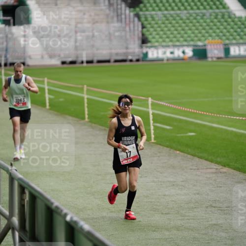 05.10.2025 - 20. swb-Marathon Bremen Michael Burmester http://msf.ph/oto/9324602 05.10.2025 12:29:21 Laufen im Stadion 17, 18, 632, 733, 742, 871, 940, 1063, 1688, 2253, 7751, 62, 2179 meine-sportfotos.de