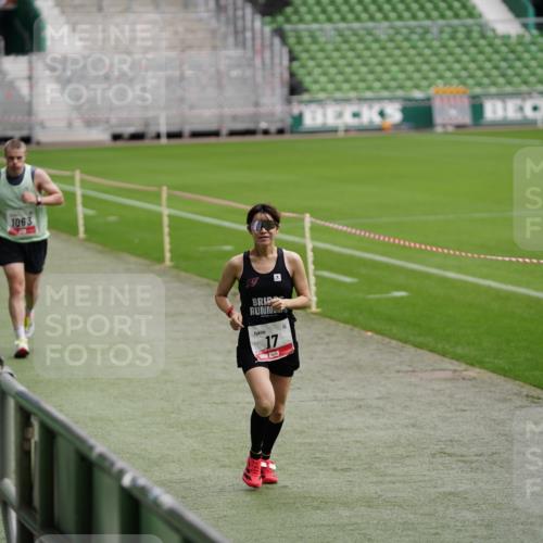 05.10.2025 - 20. swb-Marathon Bremen Michael Burmester http://msf.ph/oto/9324604 05.10.2025 12:29:21 Laufen im Stadion 17, 18, 632, 733, 742, 871, 940, 1063, 1688, 2253, 7751, 62, 2179 meine-sportfotos.de