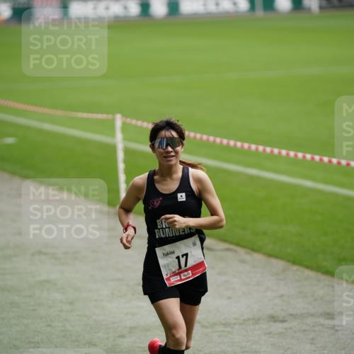 05.10.2025 - 20. swb-Marathon Bremen Michael Burmester http://msf.ph/oto/9324608 05.10.2025 12:29:23 Laufen im Stadion 17, 18, 632, 733, 742, 871, 940, 1063, 1688, 2253, 7751, 62, 2179 meine-sportfotos.de
