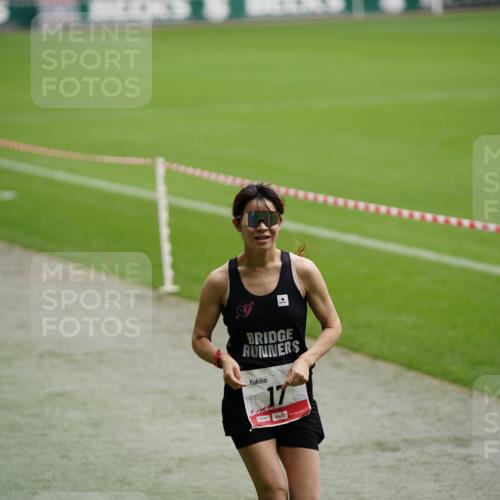 05.10.2025 - 20. swb-Marathon Bremen Michael Burmester http://msf.ph/oto/9324610 05.10.2025 12:29:23 Laufen im Stadion 17, 18, 632, 733, 742, 871, 940, 1063, 1688, 2253, 7751, 62, 2179 meine-sportfotos.de
