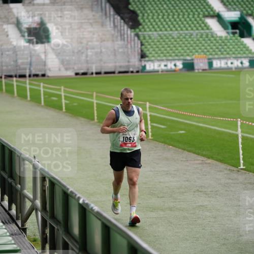 05.10.2025 - 20. swb-Marathon Bremen Michael Burmester http://msf.ph/oto/9324612 05.10.2025 12:29:25 Laufen im Stadion 17, 18, 632, 733, 742, 871, 940, 1063, 1688, 2253, 7751, 62, 2179 meine-sportfotos.de