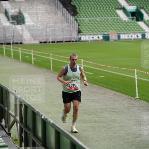05.10.2025 - 20. swb-Marathon Bremen Michael Burmester http://msf.ph/oto/9324614 05.10.2025 12:29:25 Laufen im Stadion 17, 18, 632, 733, 742, 871, 940, 1063, 1688, 2253, 7751, 62, 2179 meine-sportfotos.de