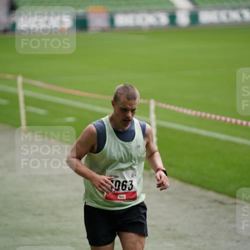 05.10.2025 - 20. swb-Marathon Bremen Michael Burmester http://msf.ph/oto/9324616 05.10.2025 12:29:26 Laufen im Stadion 17, 18, 632, 733, 742, 871, 940, 1063, 1688, 2253, 7751, 62, 2179 meine-sportfotos.de