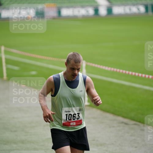 05.10.2025 - 20. swb-Marathon Bremen Michael Burmester http://msf.ph/oto/9324618 05.10.2025 12:29:26 Laufen im Stadion 17, 18, 632, 733, 742, 871, 940, 1063, 1688, 2253, 7751, 62, 2179 meine-sportfotos.de