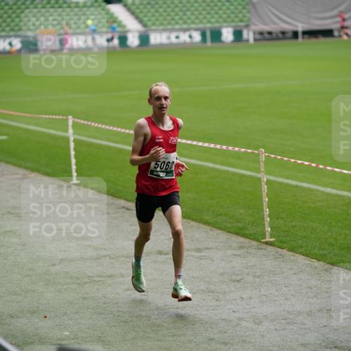05.10.2025 - 20. swb-Marathon Bremen Michael Burmester http://msf.ph/oto/9324620 05.10.2025 12:30:04 Laufen im Stadion 17, 1063, 5060, 7751, 18, 632, 742, 871, 2253 meine-sportfotos.de