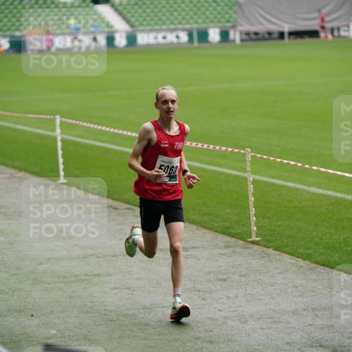 05.10.2025 - 20. swb-Marathon Bremen Michael Burmester http://msf.ph/oto/9324622 05.10.2025 12:30:04 Laufen im Stadion 17, 1063, 5060, 7751, 18, 632, 742, 871, 2253 meine-sportfotos.de