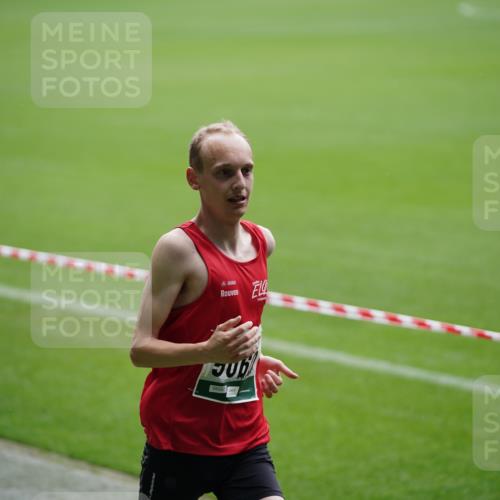 05.10.2025 - 20. swb-Marathon Bremen Michael Burmester http://msf.ph/oto/9324624 05.10.2025 12:30:05 Laufen im Stadion 17, 1063, 5060, 7751, 18, 632, 742, 871, 2253 meine-sportfotos.de