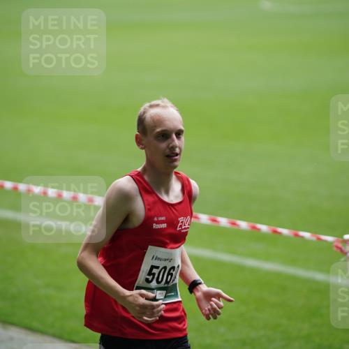 05.10.2025 - 20. swb-Marathon Bremen Michael Burmester http://msf.ph/oto/9324626 05.10.2025 12:30:06 Laufen im Stadion 17, 1063, 5060, 7751, 18, 632, 742, 871, 2253 meine-sportfotos.de