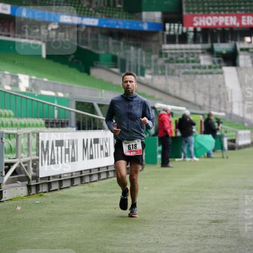 05.10.2025 - 20. swb-Marathon Bremen Michael Burmester http://msf.ph/oto/9324628 05.10.2025 12:30:21 Laufen im Stadion 618, 999, 5060, 17, 18, 632, 742, 871, 1063, 7751 meine-sportfotos.de