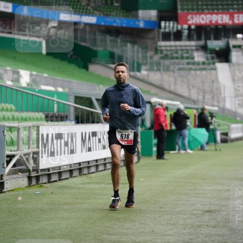 05.10.2025 - 20. swb-Marathon Bremen Michael Burmester http://msf.ph/oto/9324630 05.10.2025 12:30:21 Laufen im Stadion 618, 999, 5060, 17, 18, 632, 742, 871, 1063, 7751 meine-sportfotos.de