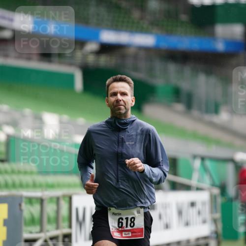 05.10.2025 - 20. swb-Marathon Bremen Michael Burmester http://msf.ph/oto/9324632 05.10.2025 12:30:23 Laufen im Stadion 618, 999, 5060, 17, 742, 1063, 7751 meine-sportfotos.de