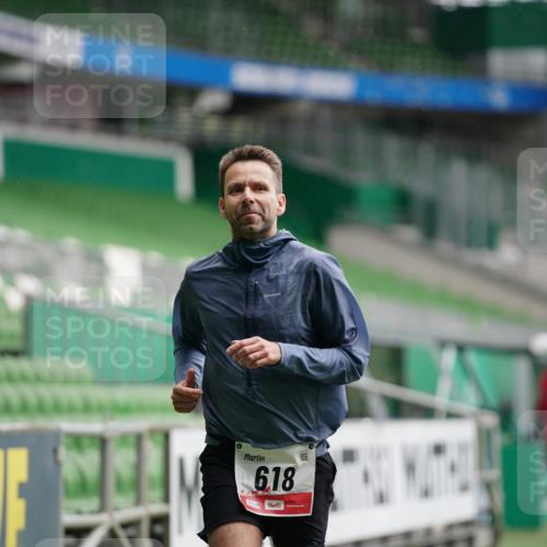 05.10.2025 - 20. swb-Marathon Bremen Michael Burmester http://msf.ph/oto/9324634 05.10.2025 12:30:23 Laufen im Stadion 618, 999, 5060, 17, 742, 1063, 7751 meine-sportfotos.de
