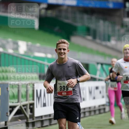 05.10.2025 - 20. swb-Marathon Bremen Michael Burmester http://msf.ph/oto/9324640 05.10.2025 12:30:35 Laufen im Stadion 419, 426, 603, 618, 999, 1565, 1647, 2056, 2133, 5060, 7751 meine-sportfotos.de