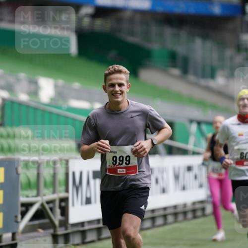 05.10.2025 - 20. swb-Marathon Bremen Michael Burmester http://msf.ph/oto/9324642 05.10.2025 12:30:35 Laufen im Stadion 419, 426, 603, 618, 999, 1565, 1647, 2056, 2133, 5060, 7751 meine-sportfotos.de