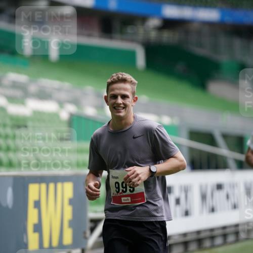 05.10.2025 - 20. swb-Marathon Bremen Michael Burmester http://msf.ph/oto/9324644 05.10.2025 12:30:36 Laufen im Stadion 419, 426, 603, 618, 999, 1565, 1647, 2056, 2133, 5060, 7751 meine-sportfotos.de